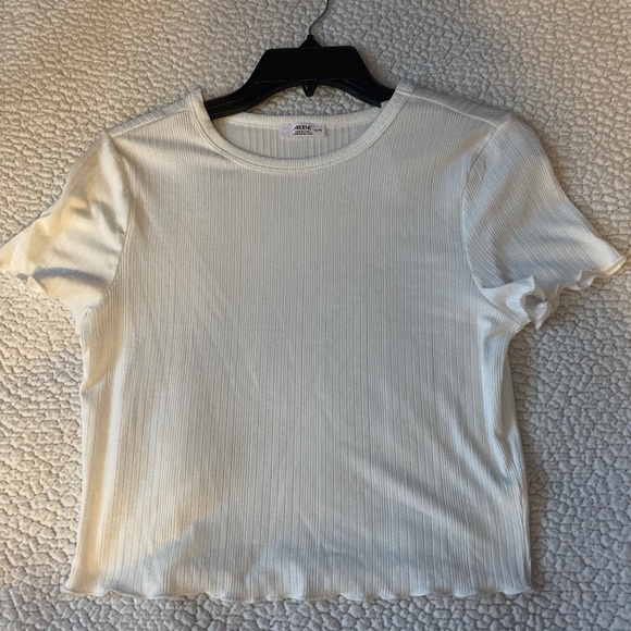 🎀4/$25🎀 Cropped Ruffed T-Shirt - Picture 3 of 3